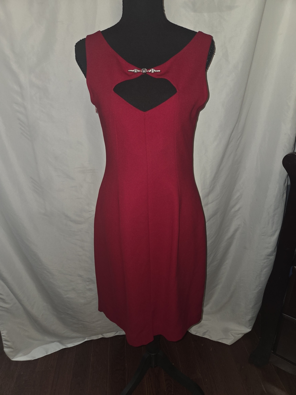 Jones New York Red Sleeveless Midi Dress with Keyhole Accent